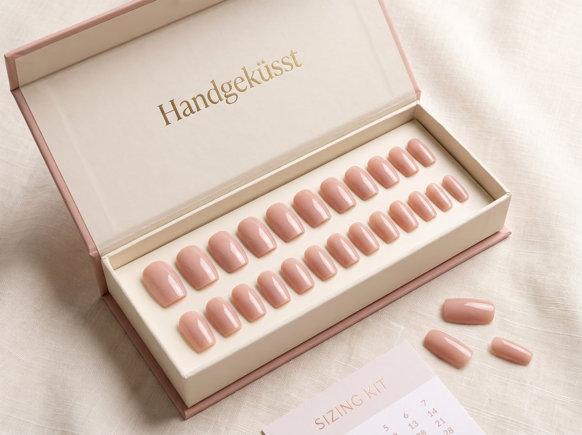 Geöffnete Handgeküsst Verpackung mit Nägeln